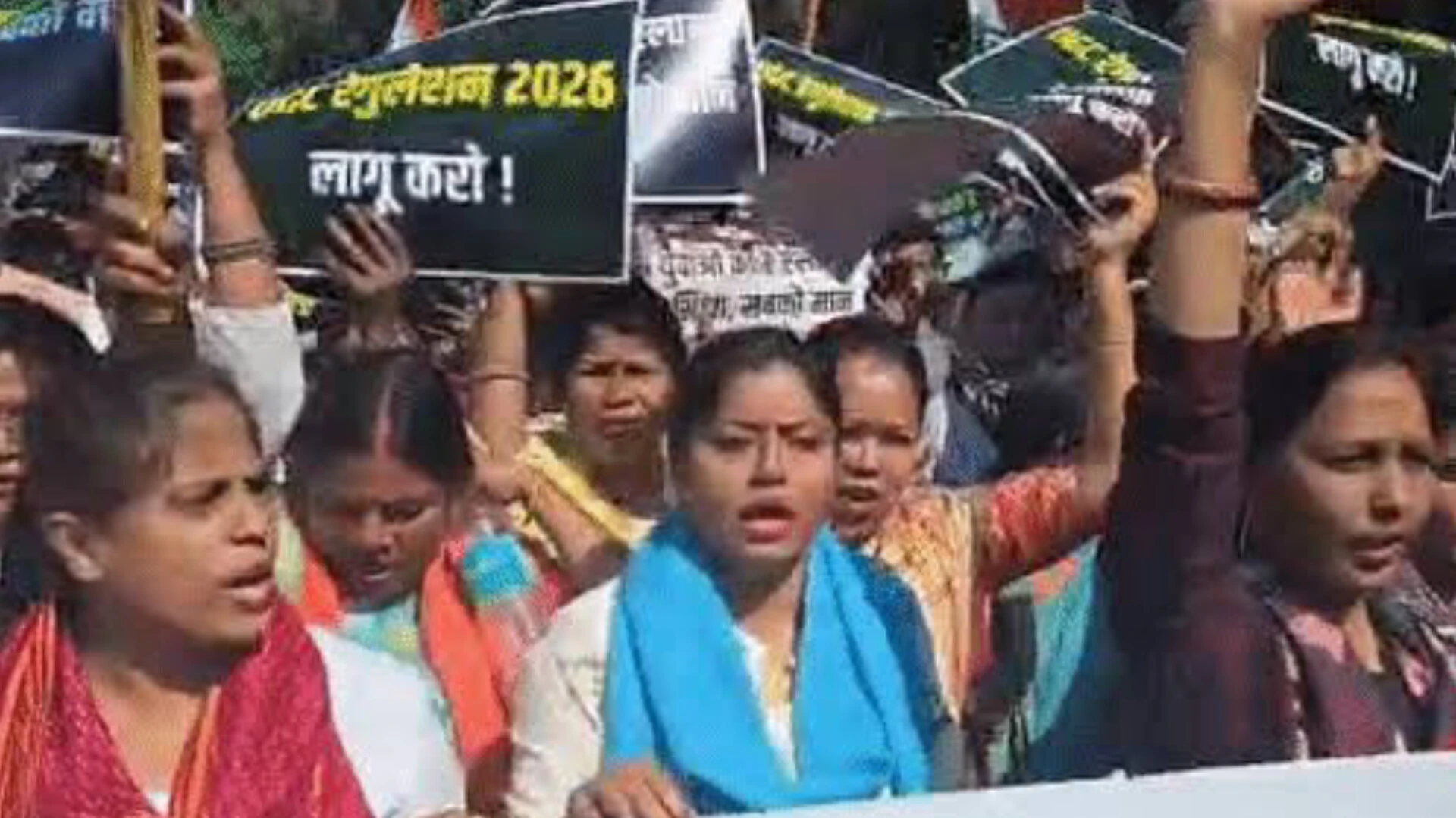 लखनऊ: यूजीसी समर्थन में मार्च के दौरान पल्लवी पटेल और पुलिस में झड़प, धरने पर बैठीं