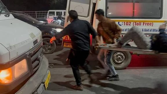 नोएडा में दर्दनाक सड़क हादसा: दो ट्रक चालकों की मौत, तीन घायल