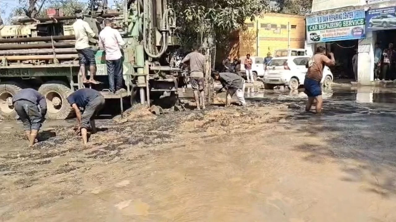 अलवर में बोरिंग करते समय चमकी ‘चांदी’, लूटने के लिए टूट पड़े लोग