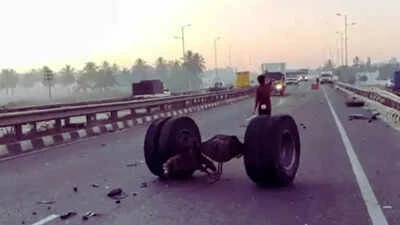 बेंगलुरु के पास भीषण सड़क हादसा, सात लोगों की मौके पर मौत