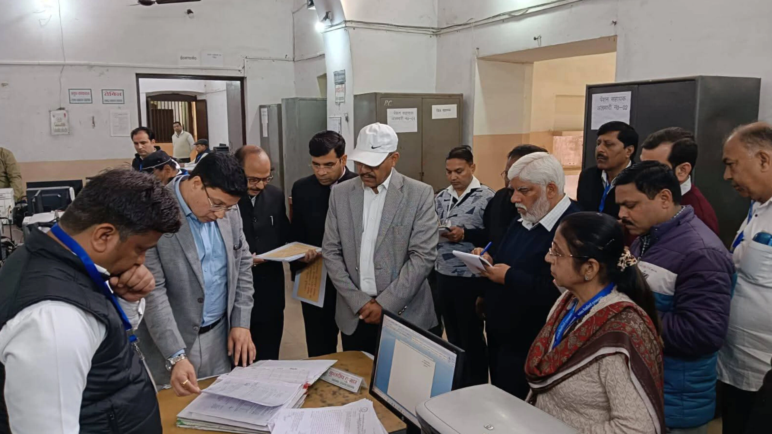 मुजफ्फरनगर: कमिश्नर ने किया निरीक्षण, गंदगी और जाले मिलने पर जताई नाराजगी