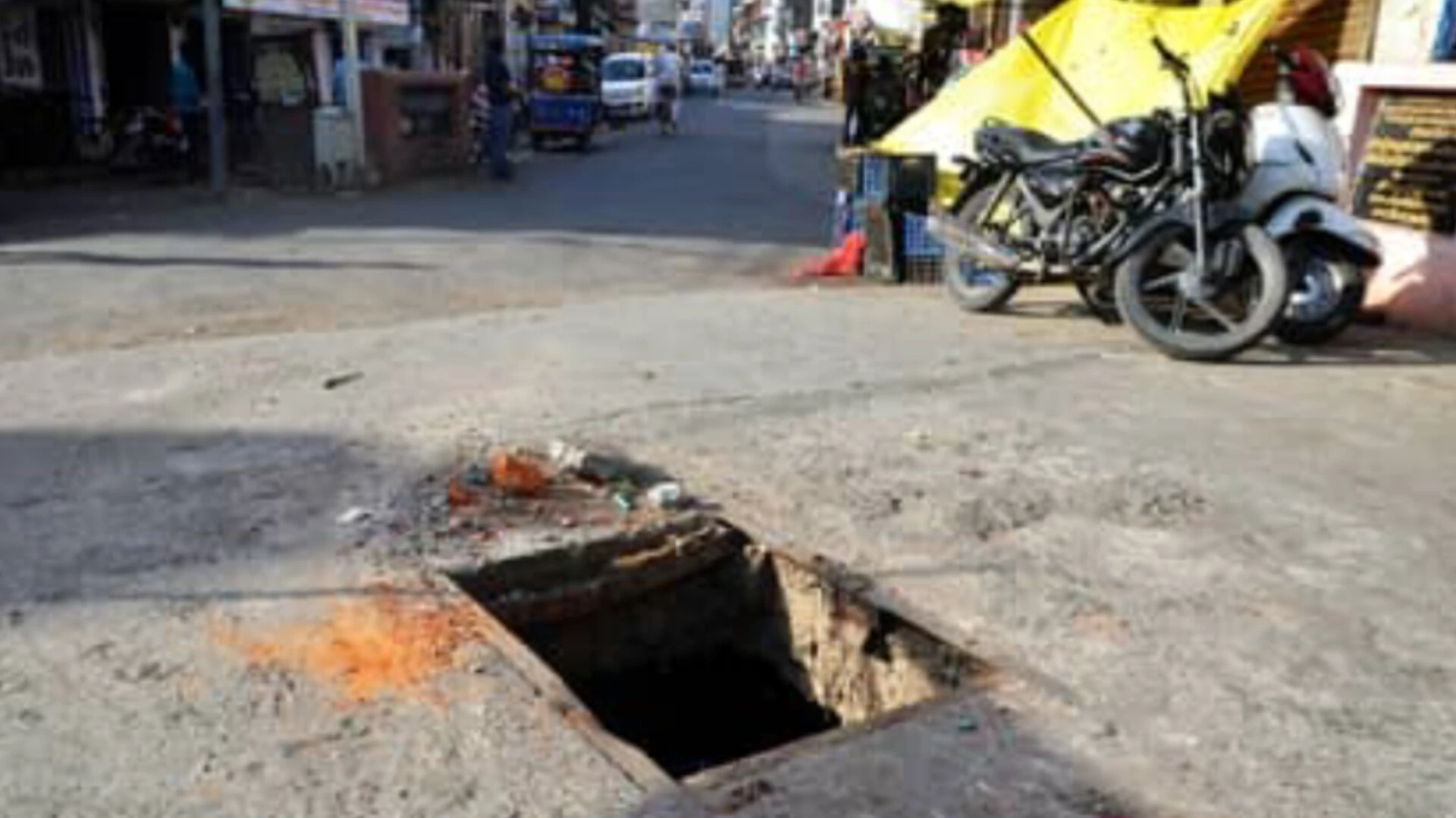 दिल्ली में फिर हादसा: रोहिणी में खुले नाले में युवक गिरा, बाल-बाल बची जान