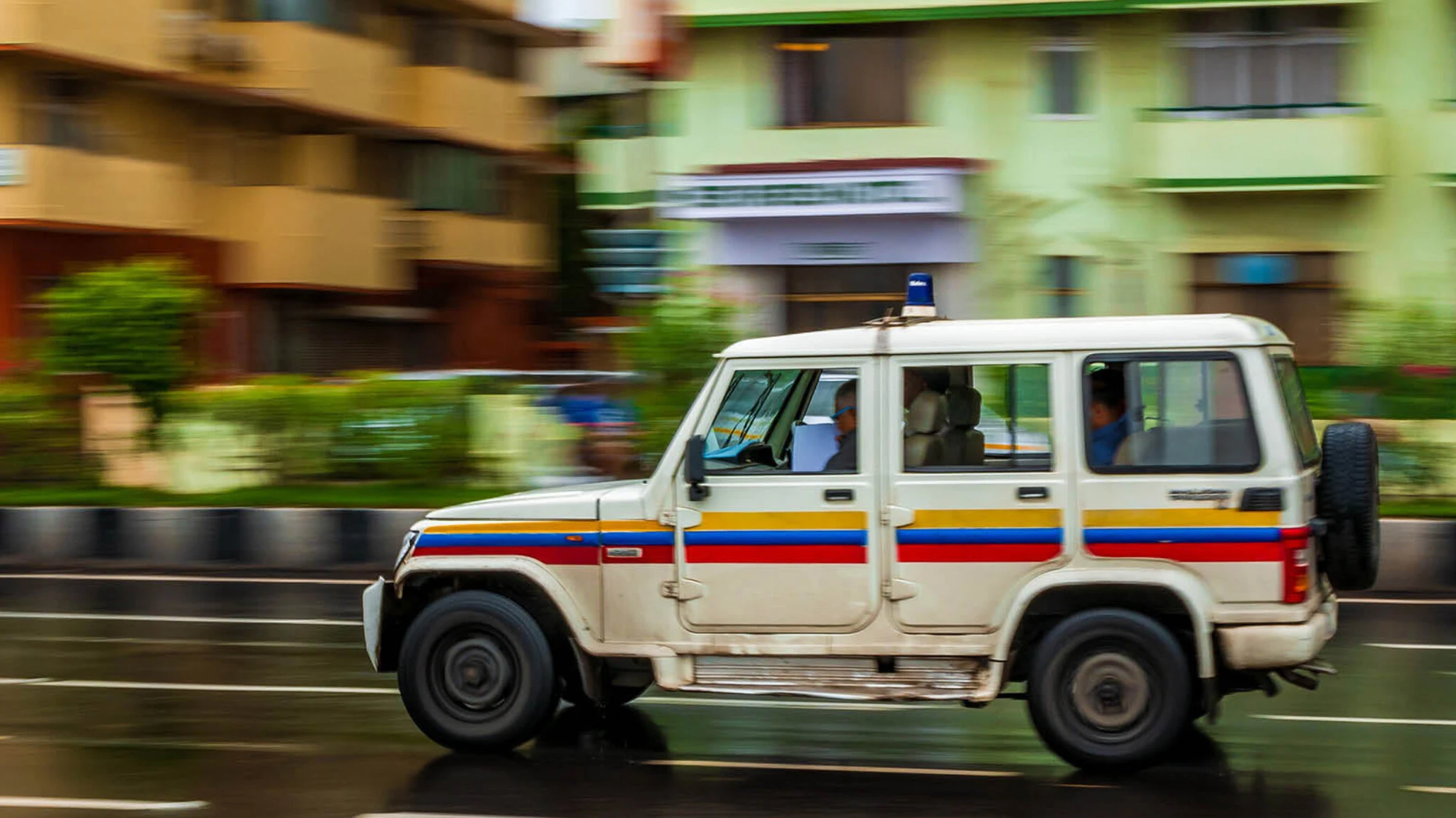 नोएडा में कार से युवक-युवती के शव बरामद, हाथ में मिली पिस्तौल