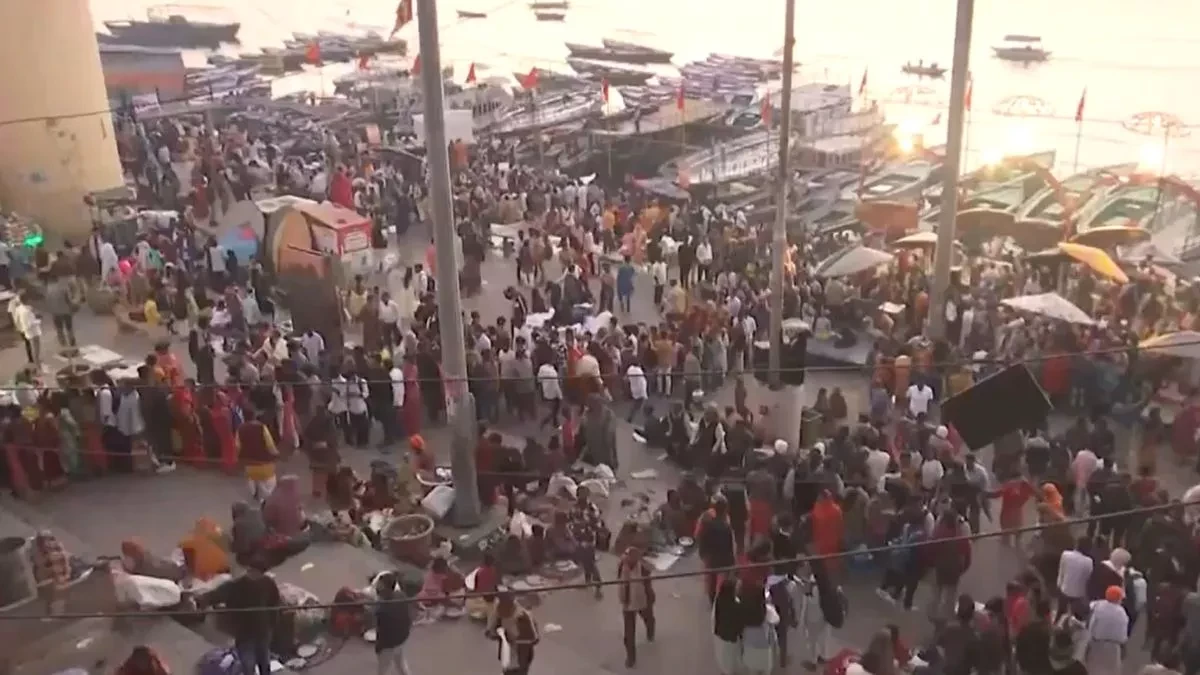 काशी में महाशिवरात्रि पर भक्तों का अभूतपूर्व जनसैलाब, हर-हर महादेव से गूंजा शहर