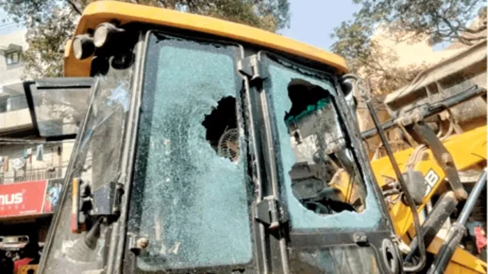 जम्मू में सरकारी जमीन खाली कराने गई टीम पर हमला, दो कर्मचारी घायल