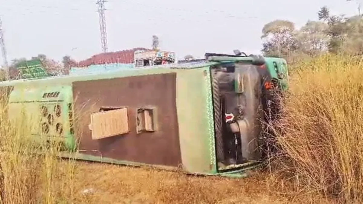 आंध्र प्रदेश में OSRTC बस पलटी, सात यात्री गंभीर रूप से घायल