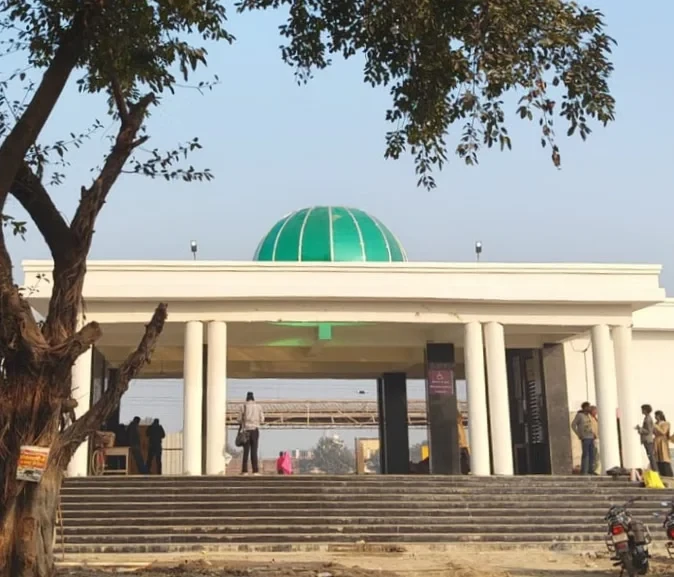गोरखपुर: पिपराइच रेलवे स्टेशन के नए भवन की छत पर हरे गुंबद को लेकर विवाद