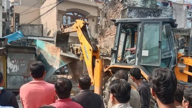 छेड़छाड़ मामले के बाद प्रशासन की कार्रवाई, सड़क किनारे बनी दुकान हटाई