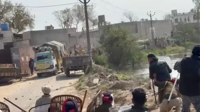 बठिंडा: डीसी कार्यालय घेरने पहुंचे किसानों को पुलिस ने रोका, स्थिति तनावपूर्ण