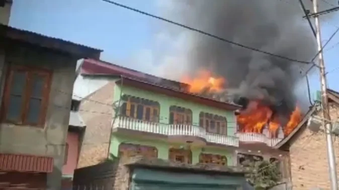 श्रीनगर के लालबाजार में दो घरों में लगी आग, दमकल ने समय रहते पाया काबू