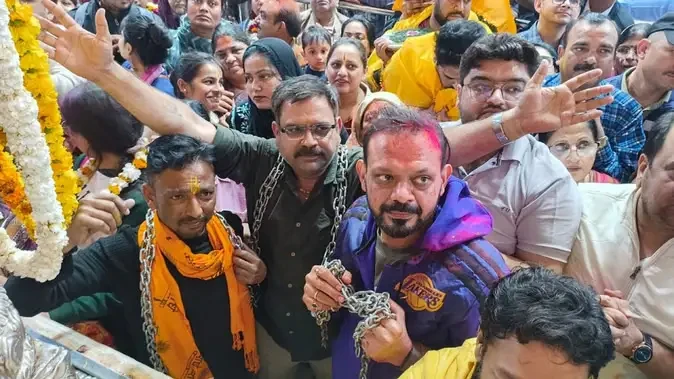 बांकेबिहारी मंदिर: जगमोहन से दिए ठाकुरजी ने दर्शन, गर्भगृह में ताला देख भड़के श्रद्धालु