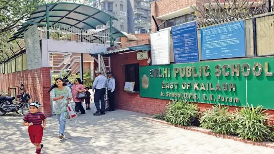 दिल्ली के तीन स्कूलों को बम की धमकी, तलाशी अभियान शुरू