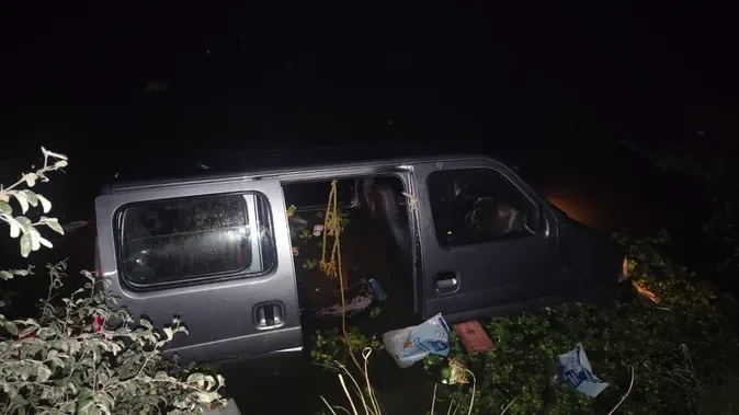 कानपुर में ईको कार तालाब में गिरी, चार लोगों की मौत, चार घायल