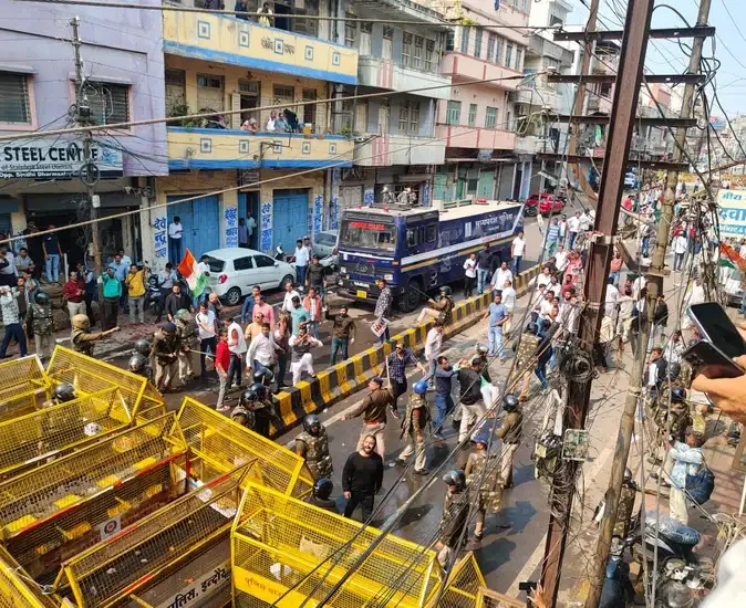 भाजपा और कांग्रेस कार्यकर्ताओं के बीच हिंसक झड़प, पत्थरबाजी और टमाटरबाजी में कई लोग घायल