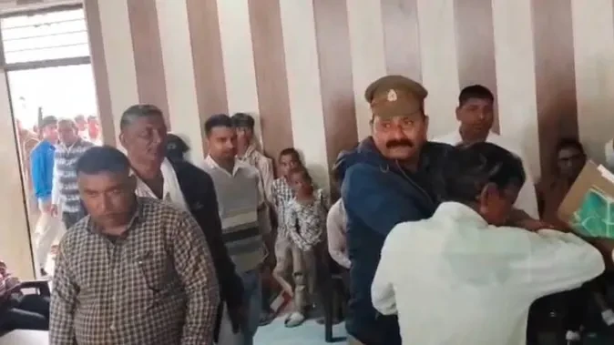 अयोध्या में किसान ने तहसील में किया आग लगाने का प्रयास, बड़ा हादसा टला