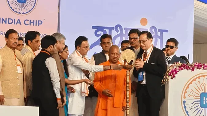 पीएम मोदी आज रखेंगे सेमीकंडक्टर यूनिट की आधारशिला, कार्यक्रम में पहुंचे सीएम योगी