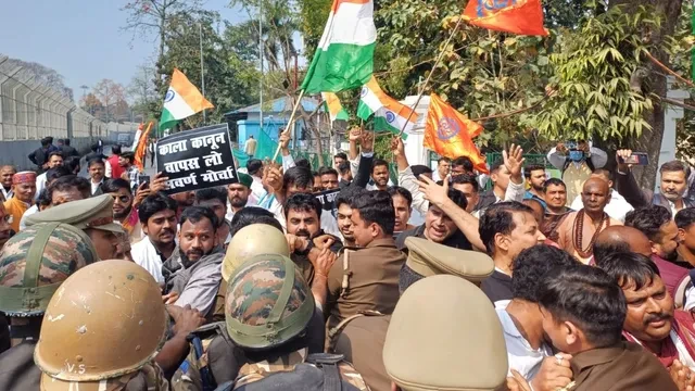 लखनऊ में सवर्ण मोर्चा का जोरदार प्रदर्शन, पुलिस ने गांधी प्रतिमा तक पहुंचने से रोका