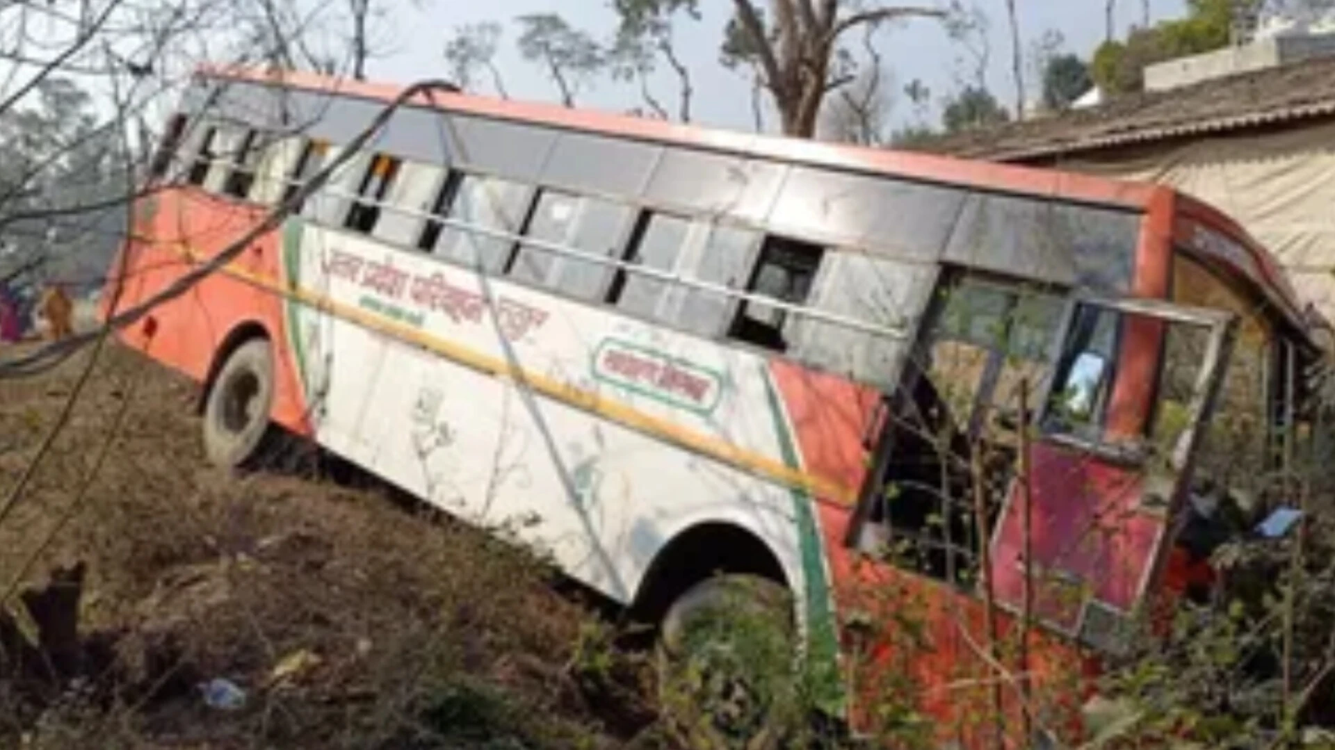 तितावी शुगर मिल के पास अनियंत्रित रोडवेज बस पलटी, 50 यात्री बाल-बाल बचे