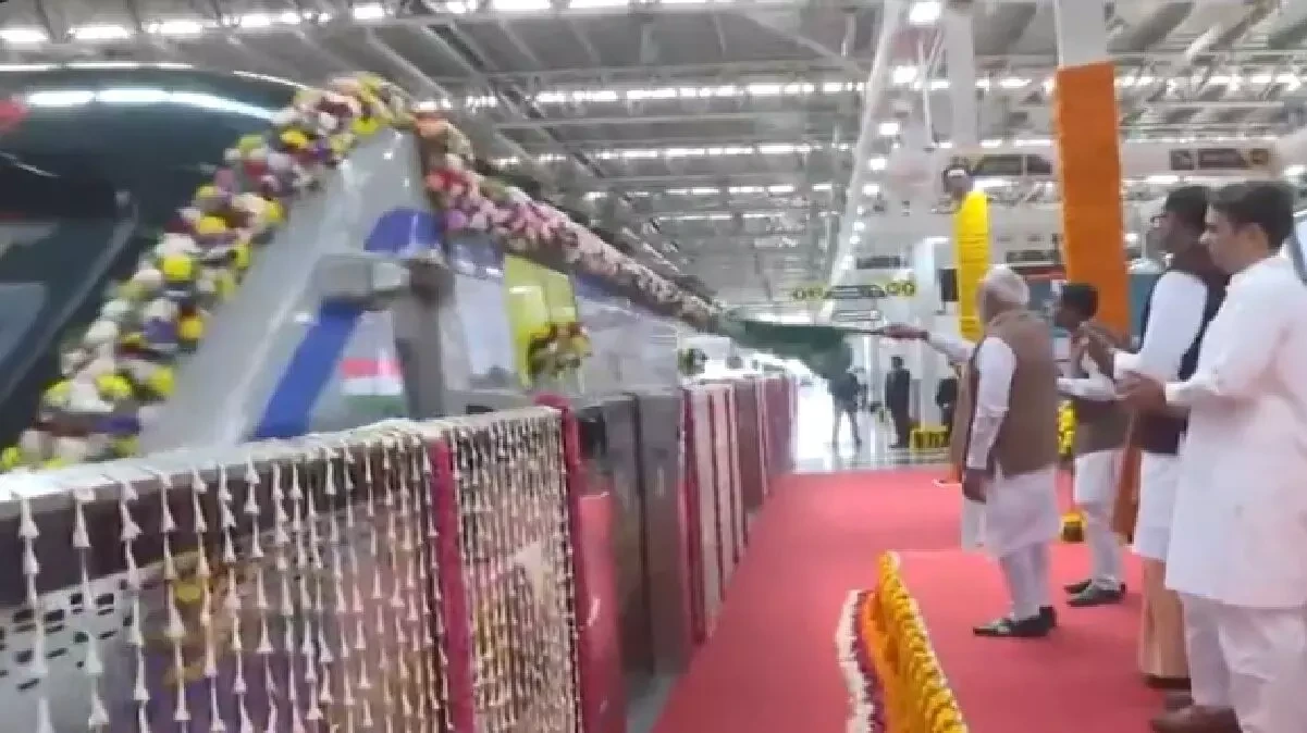 पीएम मोदी ने नमो भारत ट्रेन को दिखाई हरी झंडी, 160 किमी की गति से 55 मिनट में दिल्ली
