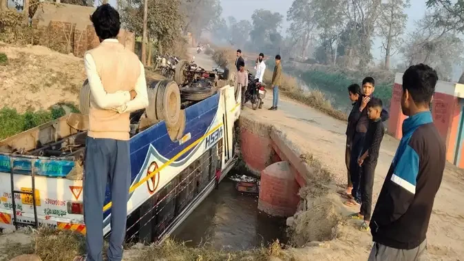 सिंचाई विभाग की लापरवाही! बरातियों से भरी बस पलटी, 3 घायल