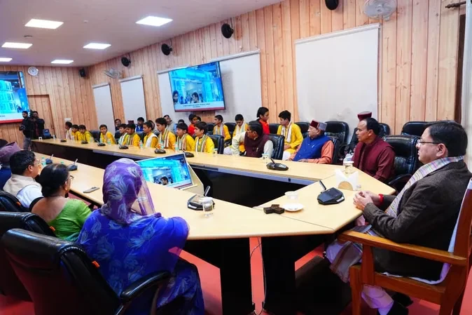 मुख्यमंत्री धामी ने बच्चों और जनप्रतिनिधियों के साथ सुना पीएम मोदी का ‘मन की बात’ कार्यक्रम