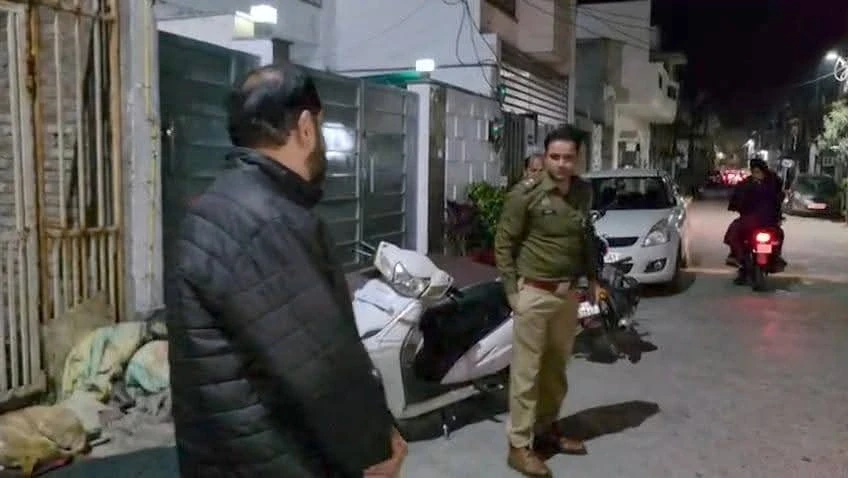 मुजफ्फरनगर: गांधी कालोनी में छात्रों के दो गुट भिड़े, फायरिंग और पथराव