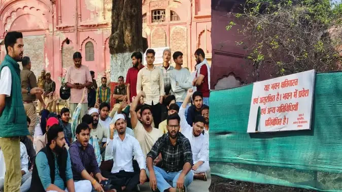 लखनऊ विश्वविद्यालय में जर्जर बारादरी विवाद: छात्रों का विरोध जारी, एबीवीपी ने भी किया प्रदर्शन