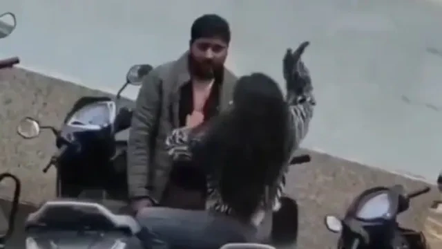 गुरुग्राम में युवती ने युवक को सरेआम पीटा, वीडियो सोशल मीडिया पर वायरल