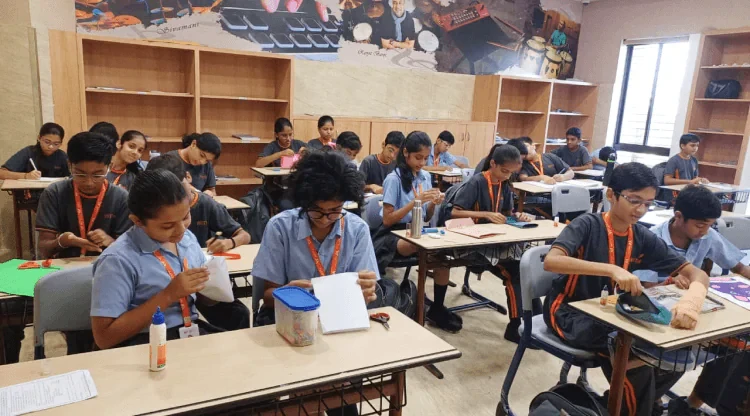 मोटरसाइकिल की नंबर प्लेट मुड़ी देखकर भड़का टीचर, 30 छात्रों को बेरहमी से पीटा