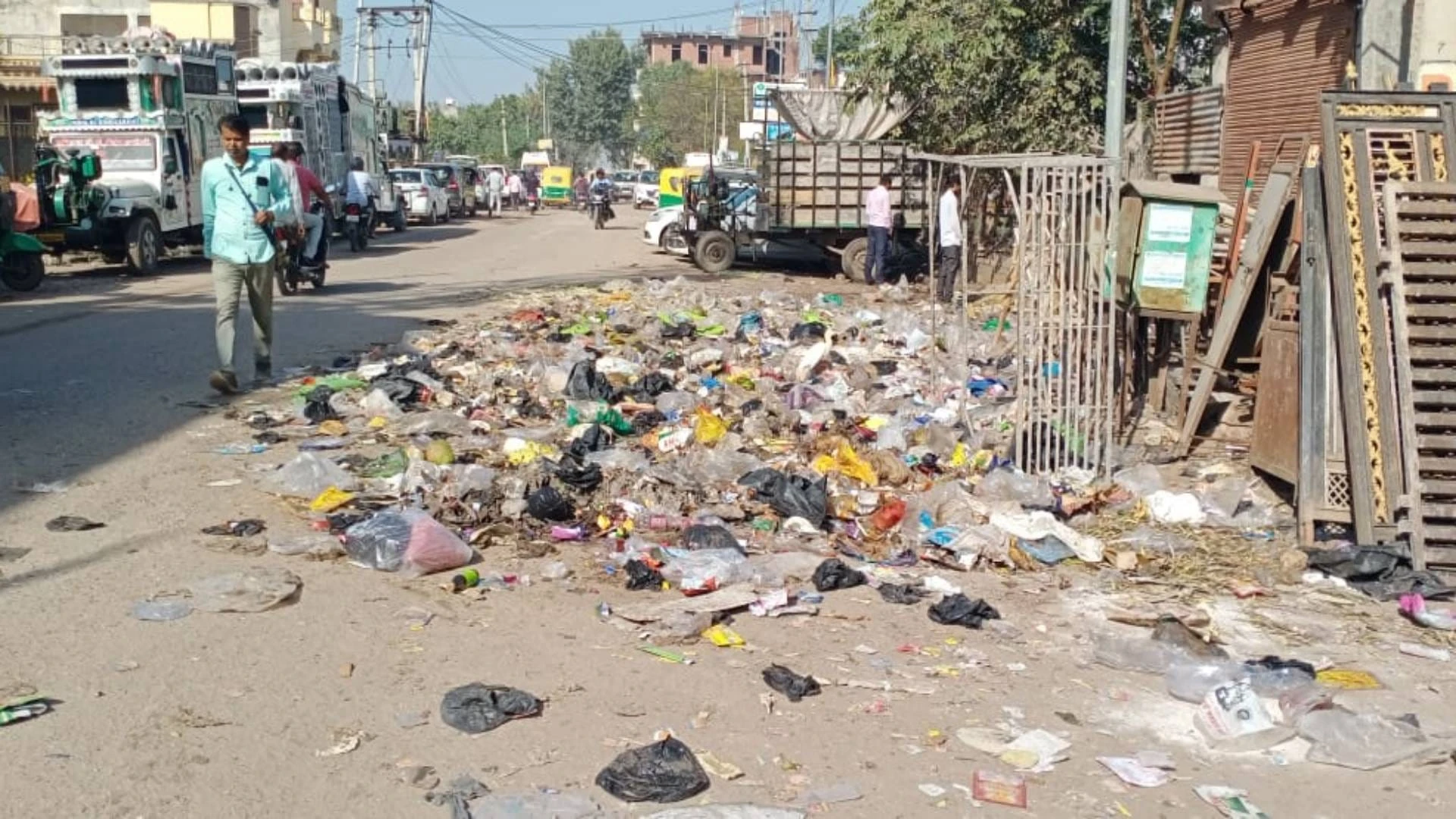 सरधना में नाले की गंदगी से स्थानीय लोग परेशान, सफाई की मांग तेज