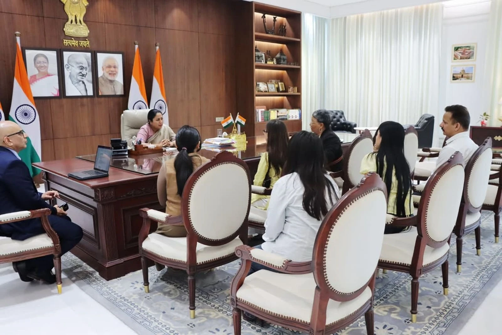 दिल्ली में नस्लीय विवाद: मुख्यमंत्री रेखा गुप्ता ने छात्राओं से मिलकर दिया समर्थन