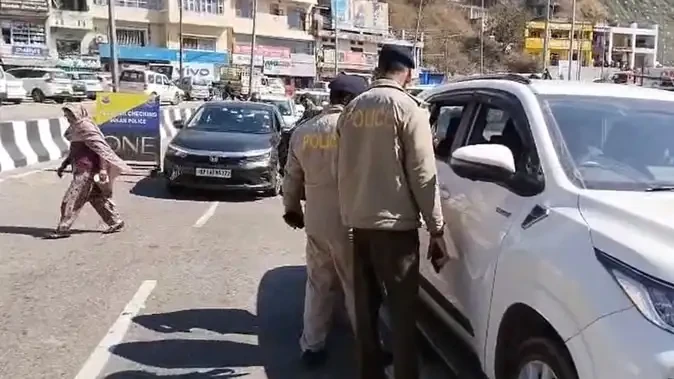 दिल्ली पुलिस द्वारा गिरफ्तार तीन युवा कांग्रेस पदाधिकारी हिमाचल पुलिस ने छुड़ाए