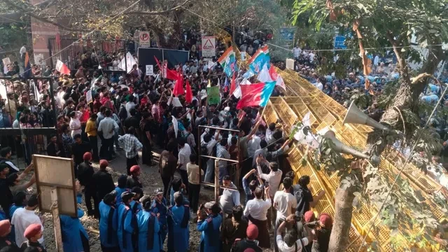 जेएनयू में छात्र मार्च रोके जाने पर तनाव, पुलिस ने गेट का ताला तोड़ा