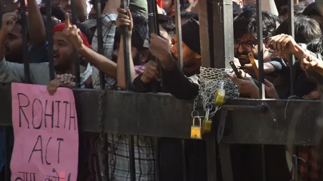 जेएनयू: पुलिस और छात्रों के बीच हिंसक झड़प, 25 से अधिक पुलिसकर्मी घायल