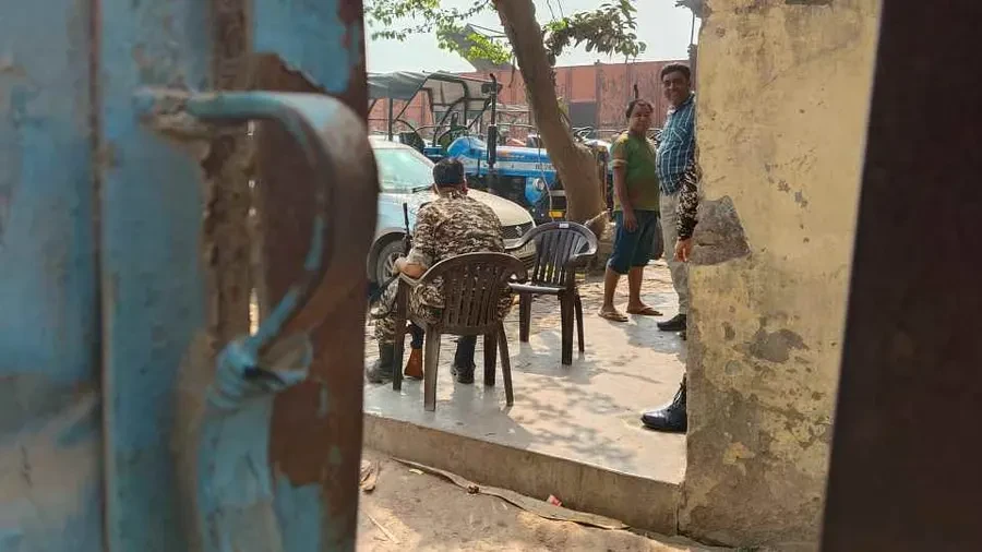 रामपुर में तीन प्लाईवुड फैक्ट्रियों पर आयकर का छापा, मालिकों से पूछताछ