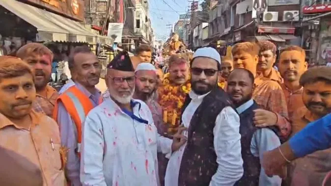 रोजे के बीच मुस्लिमों ने रंग एकादशी जुलूस का किया स्वागत, मुरादाबाद में दिखी गंगा-जमुनी तहजीब