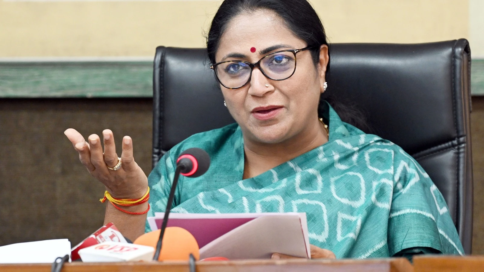 शीश महल में रहने और जेट से उड़ान भरने के आदी: केजरीवाल पर बरसीं रेखा गुप्ता