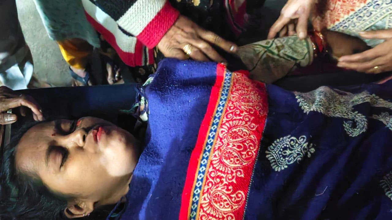 मुजफ्फरनगर: सड़क किनारे टहल रहे चार लोगों को वाहन ने रौंदा, महिला की मौत