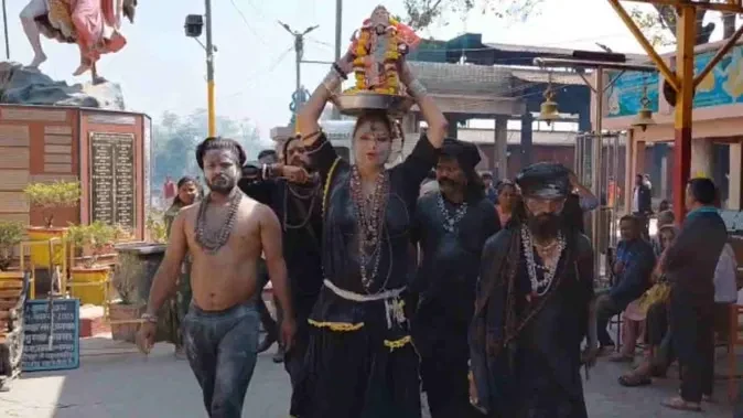 खड़खड़ी श्मशान घाट पर किन्नरों ने मनाई अनोखी ‘मसान होली’