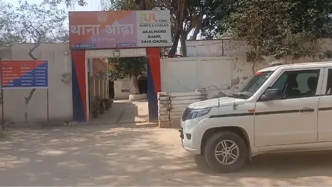 ओढां: पुलिसकर्मी पर शादी टूटवाने का आरोप, पीड़ित परिवार ने थाने में किया हंगामा