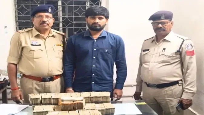 रायपुर पुलिस ने छापा मारकर बरामद किए 75 लाख रुपये नकद, युवक हिरासत में