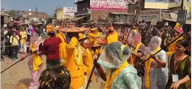 नौहझील में लठामार होली का भव्य आयोजन, कान्हा-राधा के प्रेम का बिखरा रंग