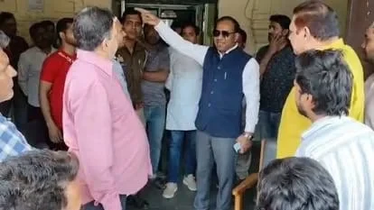 तेर बाप का ऑफिस नहीं है ये! बागपत में चेयरमैन के सामने ईओ और सभासद की तीखी बहस