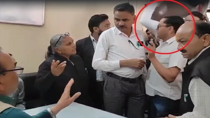 महिला वकील के विरोध पर तहसीलदार से भिड़े अधिवक्ता, पुलिस ने किया शांत