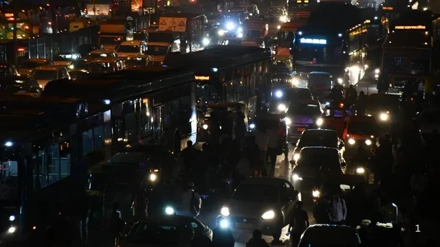 होली की छुट्टियों पर राजधानी से घर लौट रहे यात्री, आनंद विहार बस स्टैंड पर भारी भीड़