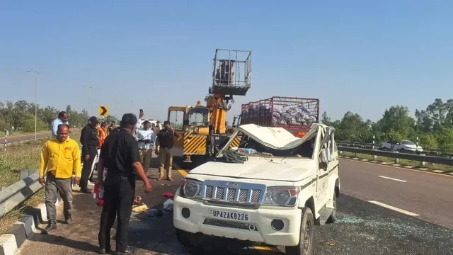 पूर्वांचल एक्सप्रेस-वे पर टायर फटने से बोलेरो पलटी, तीन की मौत