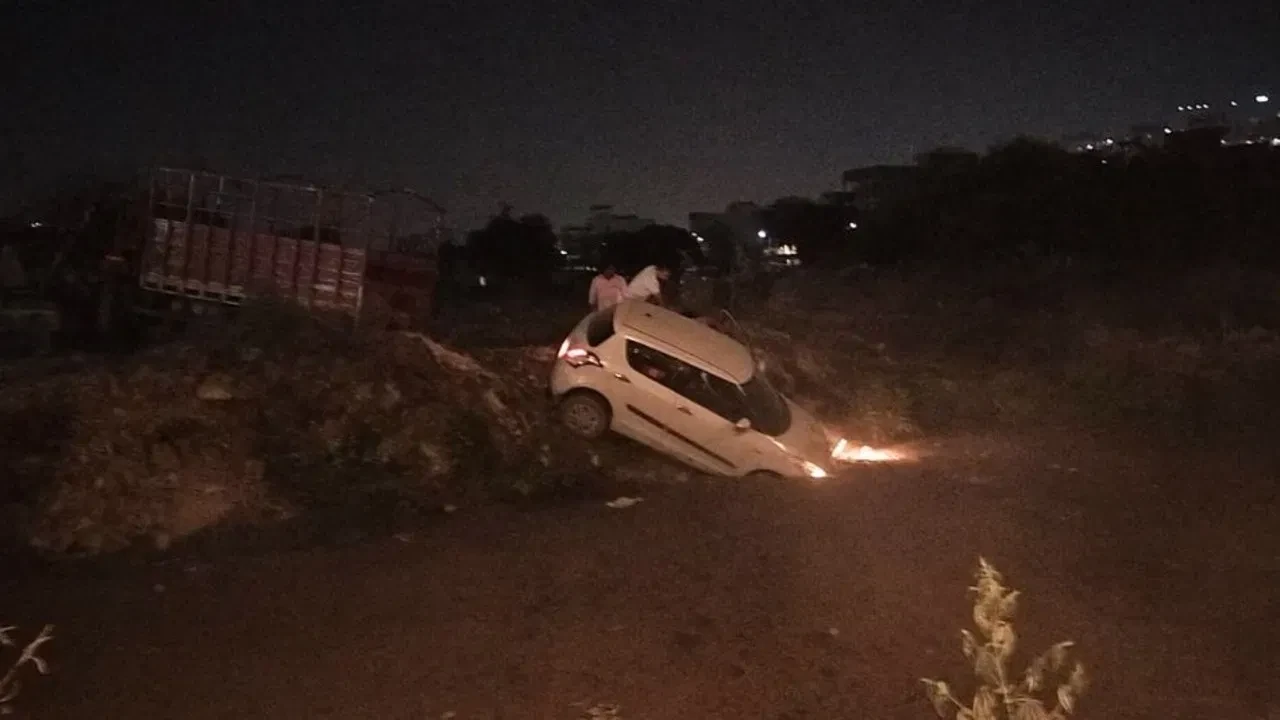 ग्रेटर नोएडा वेस्ट में तेज रफ्तार कार नाले में गिरी, चालक सुरक्षित