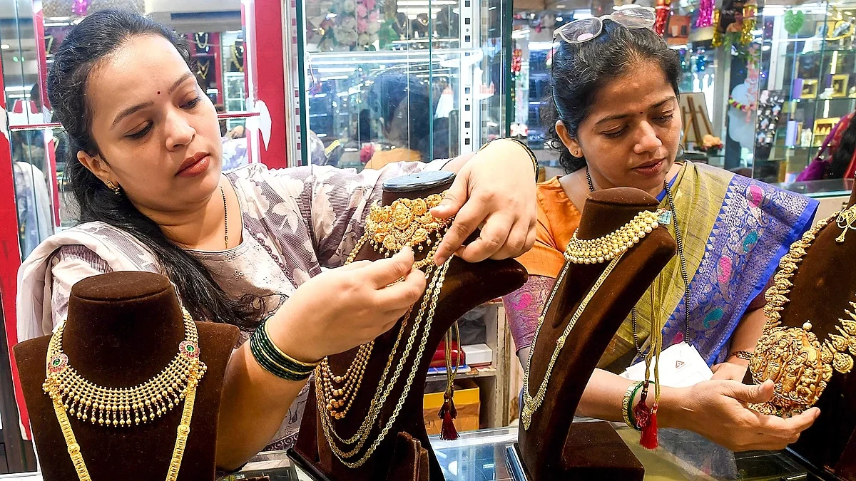 पश्चिम एशिया तनाव के बीच सोना-चांदी में उछाल, निवेशकों ने सुरक्षित विकल्प अपनाया