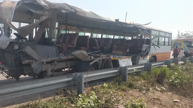 लखनऊ-आगरा एक्सप्रेसवे पर दो रोडवेज बसों की भिड़ंत, 3 यात्रियों की मौत, 31 घायल