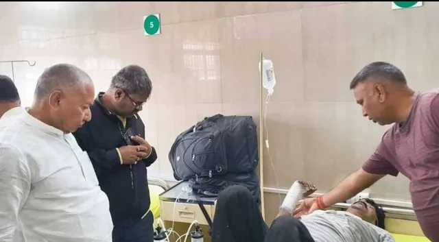 चतरा-डोभी मार्ग पर यात्री बस पलटी, छह घायल, एक की स्थिति गंभीर